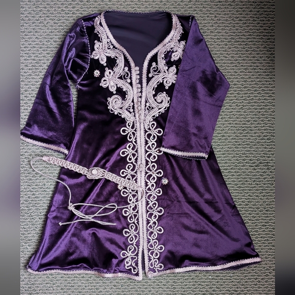 Elegant Purple Embroidered Kaftan Dress with Belt. Purple Velvet. Gold Detail. - www.rajagirimanappuram.com Elegant Purple Embroidered Kaftan Dress with Belt. Purple Velvet. Gold Detail. - www.rajagirimanappuram.com